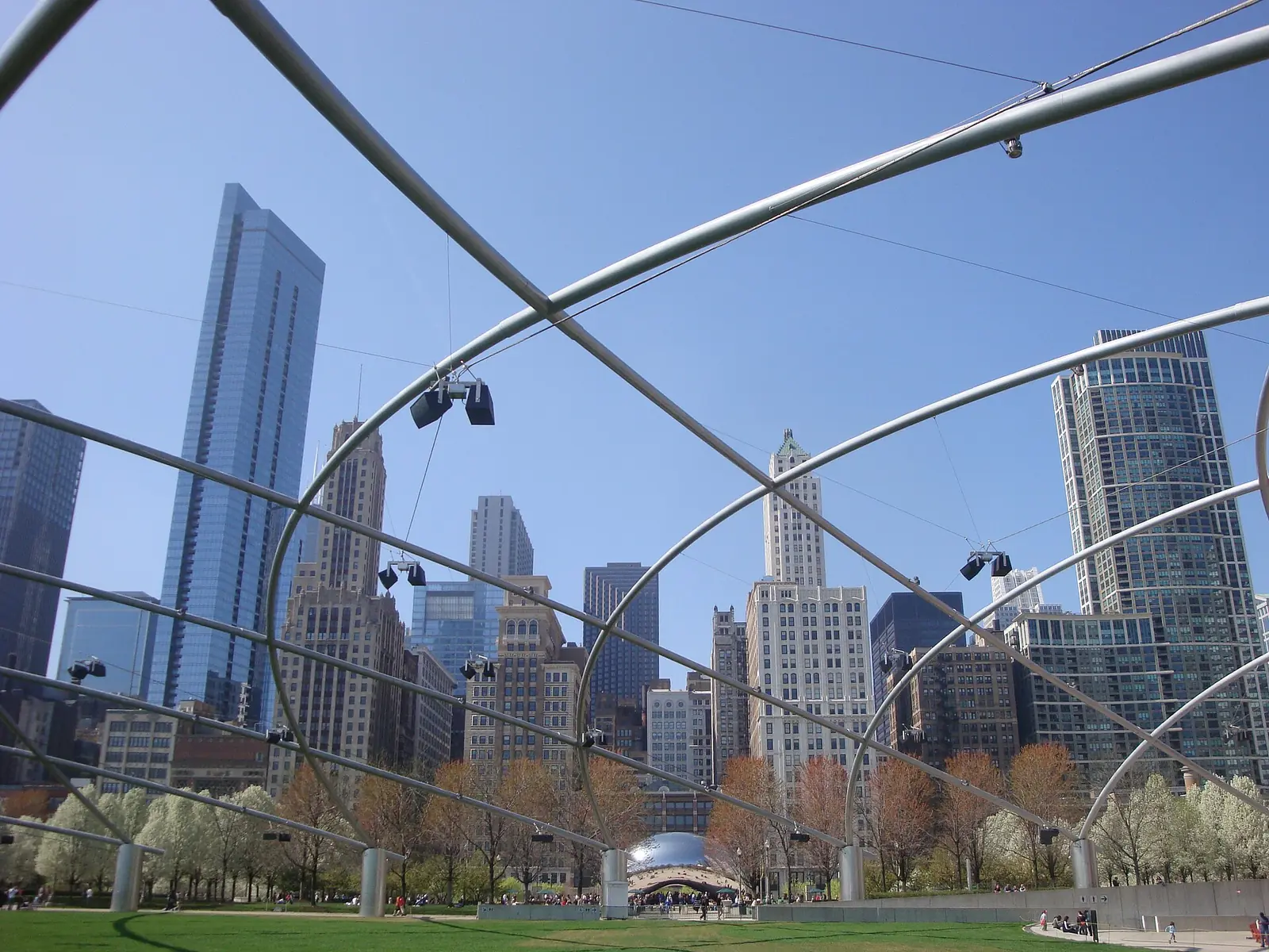 Pritzker Pavilion trellis and the Chicago skyline in Millennium Park.
